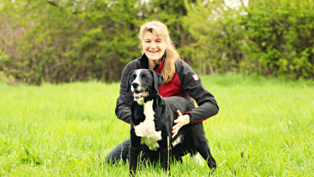 Gabi Neuschäfer mit ihrem Hund im Grünen